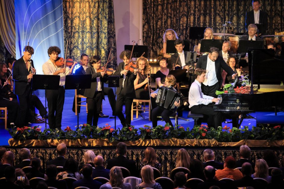 Impresionante actuación de jóvenes talentos presentados por Václav Hudeček 🎻 Impresionante actuación de jóvenes talentos presentados por Václav Hudeček 🎻