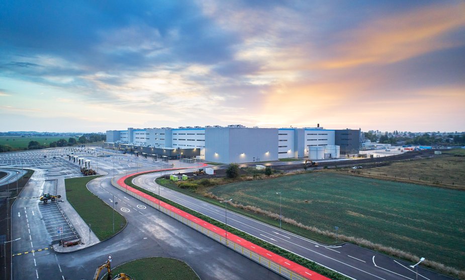 Nejmodernější distribuční centrum v Česku je dokončeno. U Kojetína na Přerovsku vznikla pod taktovkou Accolade s Panattoni první plnohodnotná vícepatrová hala pro Amazon Nejmodernější distribuční centrum v Česku je dokončeno. U Kojetína na Přerovsku vznikla pod taktovkou Accolade s Panattoni první plnohodnotná vícepatrová hala pro Amazon