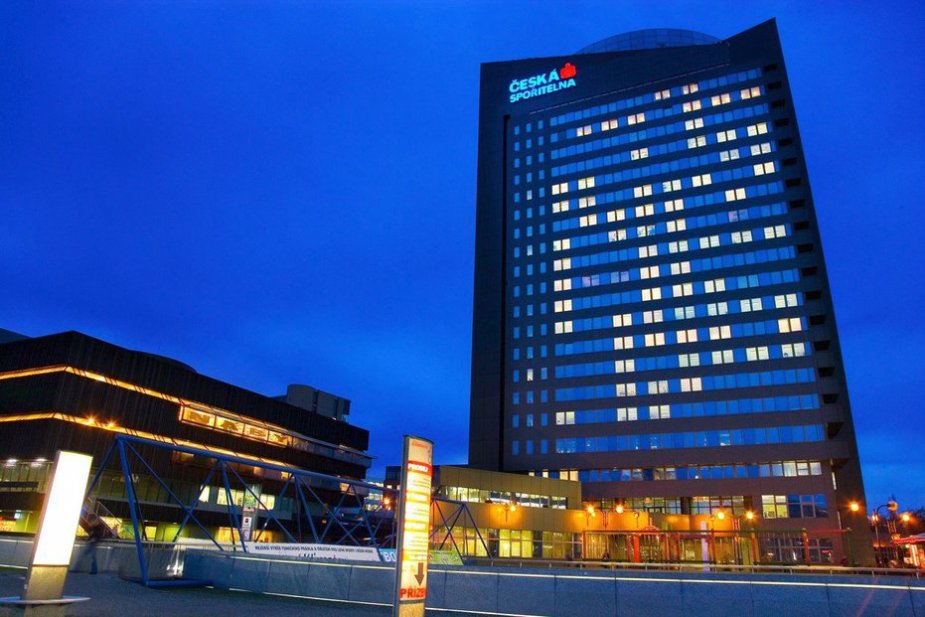 In cooperation with the Česká spořitelna bank, the Accolade Fund refinances their portfolio of industrial halls for two billion Czech crowns Investors of the Slovenská sporiteľňa bank will also benefit from the transaction. In cooperation with the Česká spořitelna bank, the Accolade Fund refinances their portfolio of industrial halls for two billion Czech crowns Investors of the Slovenská sporiteľňa bank will also benefit from the transaction.