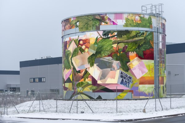 Umělci Bitka a Chwałek vytvořili nástěnnou malbu v průmyslovém parku Accolade v Zelené Hoře.