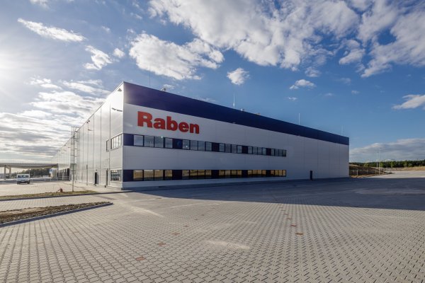Raben has expanded the portfolio of tenants in Ostrov u Stříbra. The modern logistics warehouse grew up in record time.