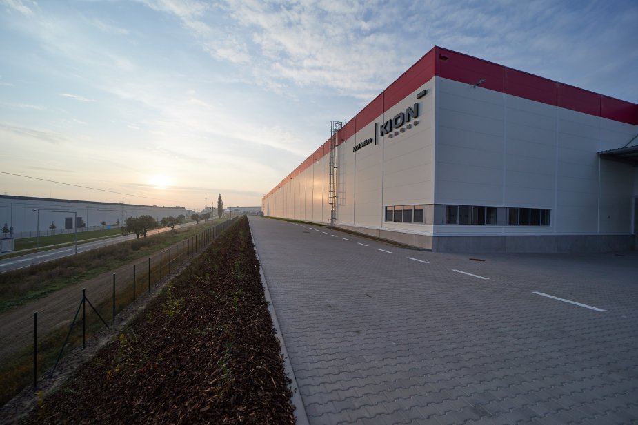Najbardziej znane światowe marki w naszych nowoczesnych halach. Dematic, lider w innowacyjnych, zintegrowanych technologiach automatyzacji łańcucha dostaw, wprowadził zaawansowaną technologię dla handlu elektronicznego. Najbardziej znane światowe marki w naszych nowoczesnych halach. Dematic, lider w innowacyjnych, zintegrowanych technologiach automatyzacji łańcucha dostaw, wprowadził zaawansowaną technologię dla handlu elektronicznego.