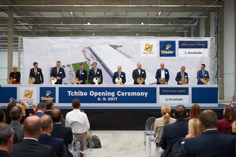 Tchibo dokončilo v Chebu druhou část výstavby a otevřelo své největší distribuční centrum ve střední a východní Evropě Tchibo dokončilo v Chebu druhou část výstavby a otevřelo své největší distribuční centrum ve střední a východní Evropě